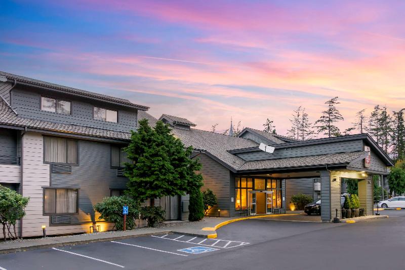 Best Western Plus Oak Harbor Hotel & Conference Ce image
