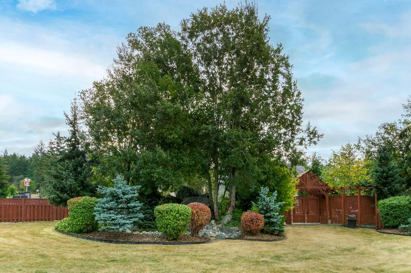 Best Western Plus Oak Harbor Hotel & Conference Ce image
