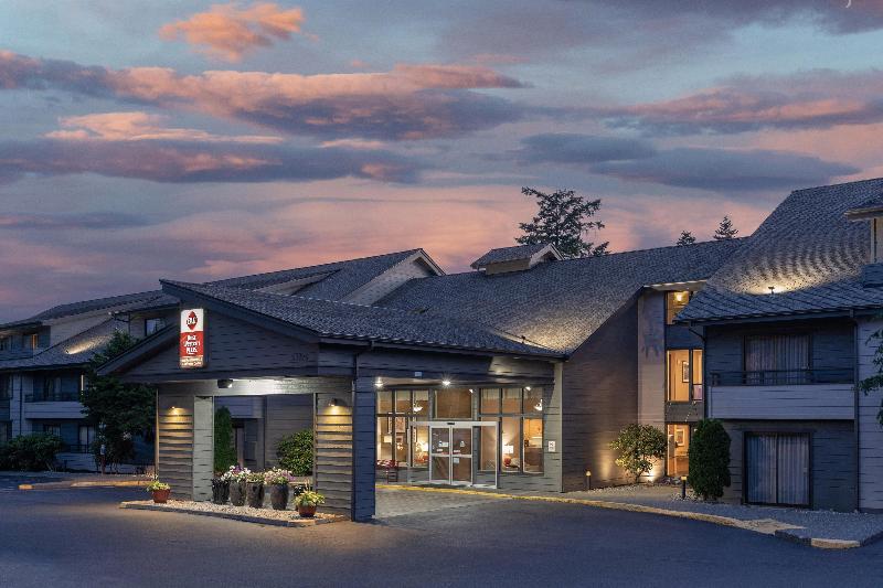 Best Western Plus Oak Harbor Hotel & Conference Ce image