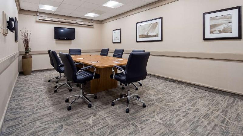 Best Western Plus Oak Harbor Hotel & Conference Ce image