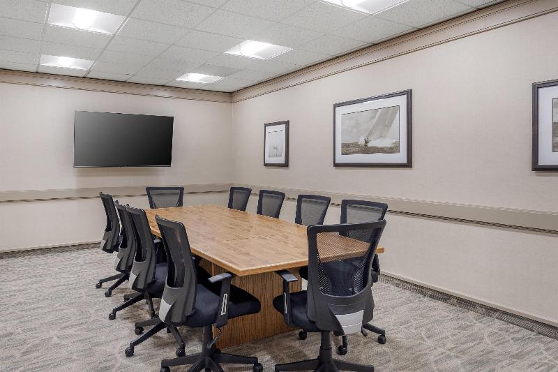 Best Western Plus Oak Harbor Hotel & Conference Ce image