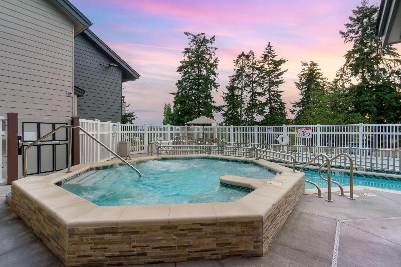 Best Western Plus Oak Harbor Hotel & Conference Ce image