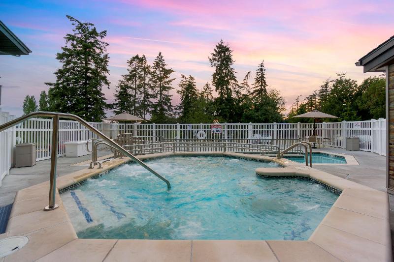 Best Western Plus Oak Harbor Hotel & Conference Ce image