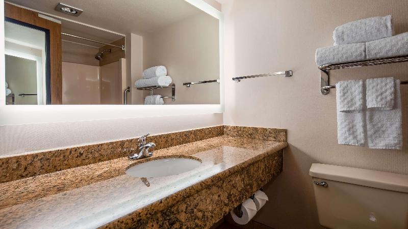 Best Western Plus Oak Harbor Hotel & Conference Ce image