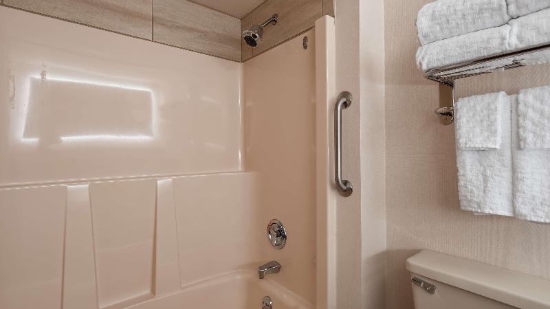 Best Western Plus Oak Harbor Hotel & Conference Ce image