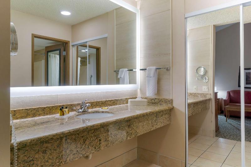 Best Western Plus Oak Harbor Hotel & Conference Ce image