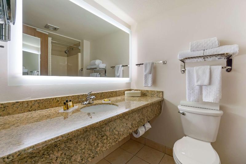Best Western Plus Oak Harbor Hotel & Conference Ce image