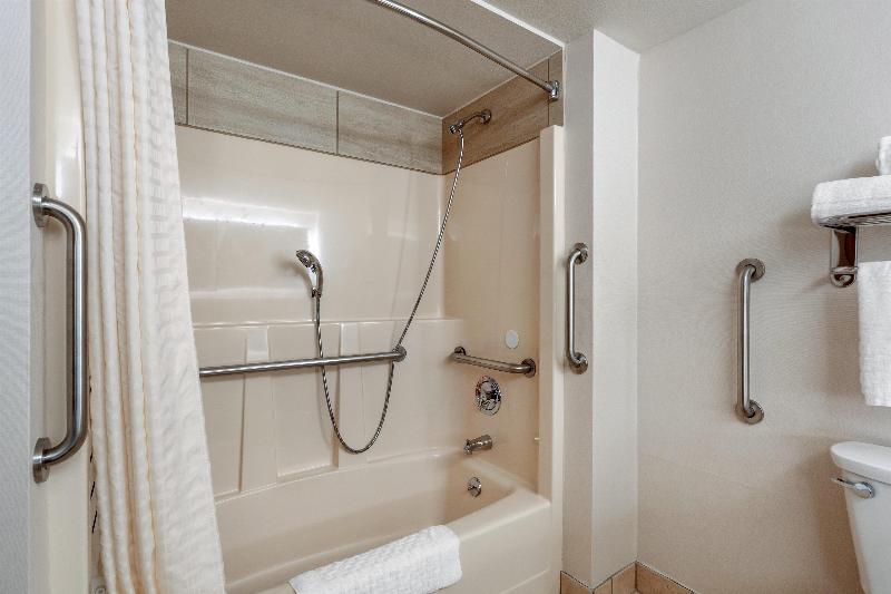 Best Western Plus Oak Harbor Hotel & Conference Ce image