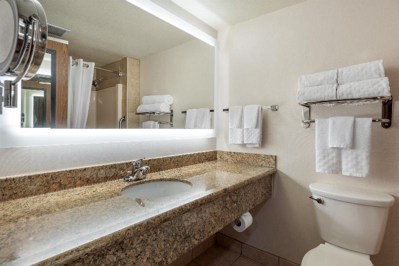 Best Western Plus Oak Harbor Hotel & Conference Ce image