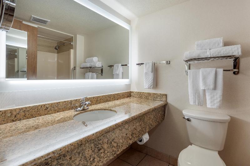 Best Western Plus Oak Harbor Hotel & Conference Ce image
