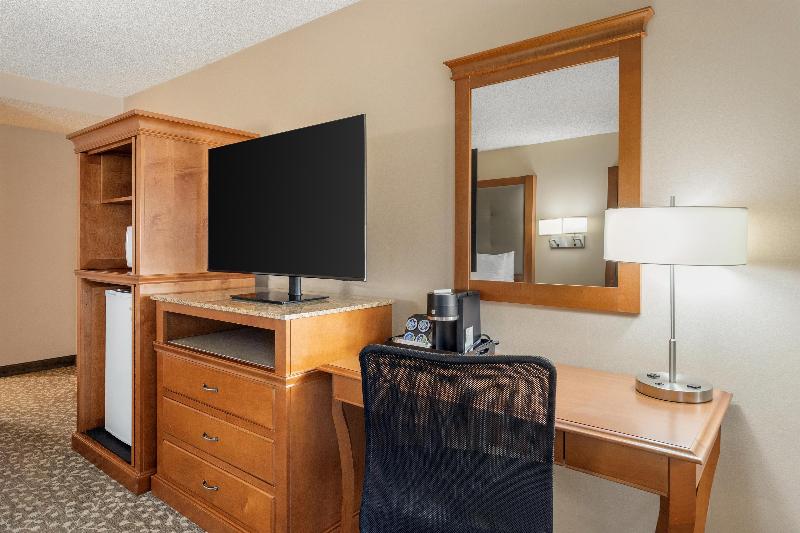 Best Western Plus Oak Harbor Hotel & Conference Ce image