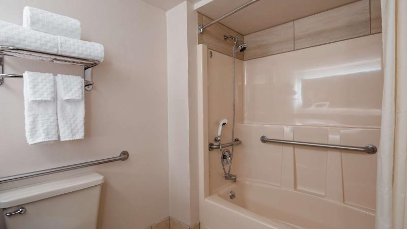 Best Western Plus Oak Harbor Hotel & Conference Ce image