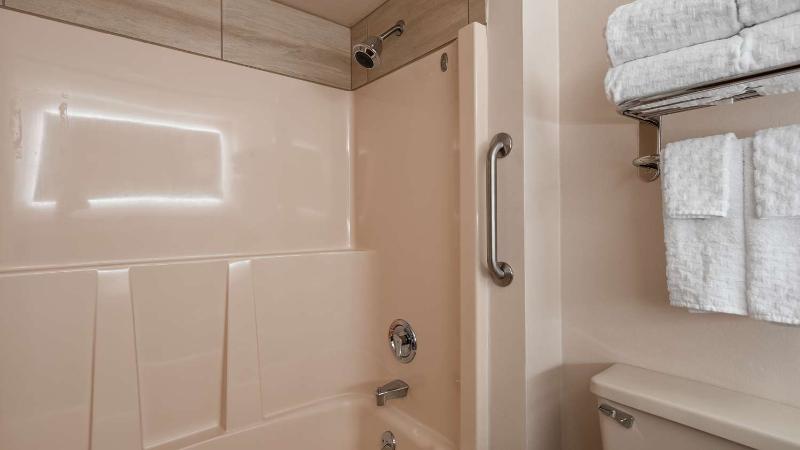 Best Western Plus Oak Harbor Hotel & Conference Ce image