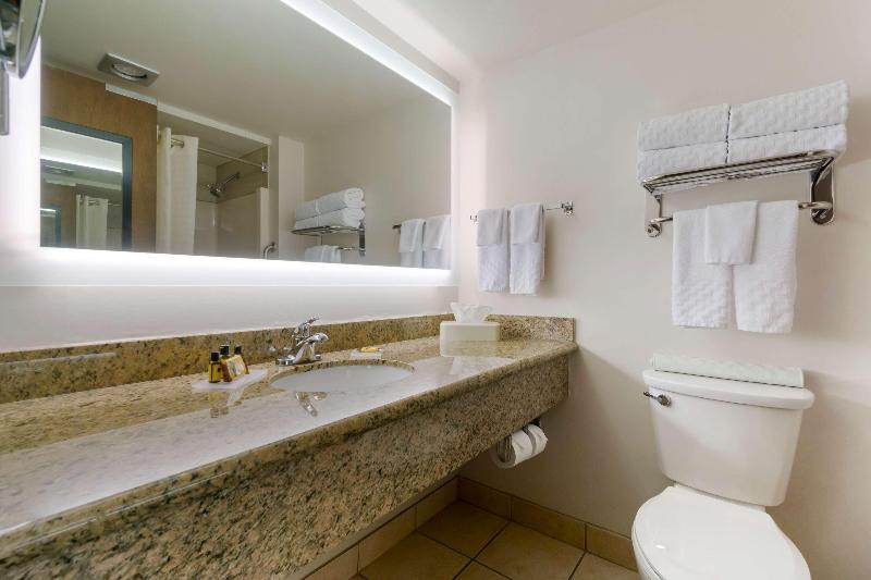 Best Western Plus Oak Harbor Hotel & Conference Ce image