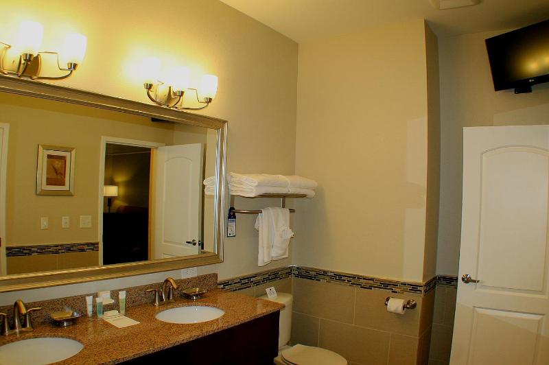Best Western Plus Easton Inn & Suites image