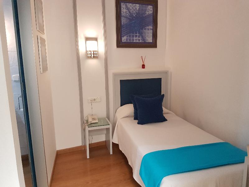 Hotel y Apartamentos Doña Lola image