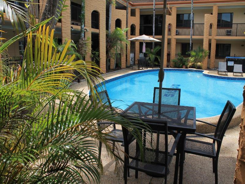 Oasis Inn Apartments image