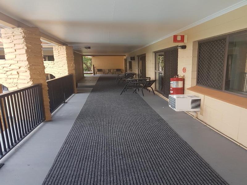 Oasis Inn Apartments image