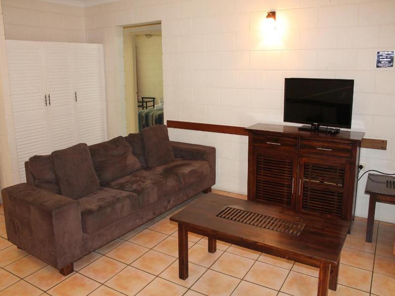 Oasis Inn Apartments image