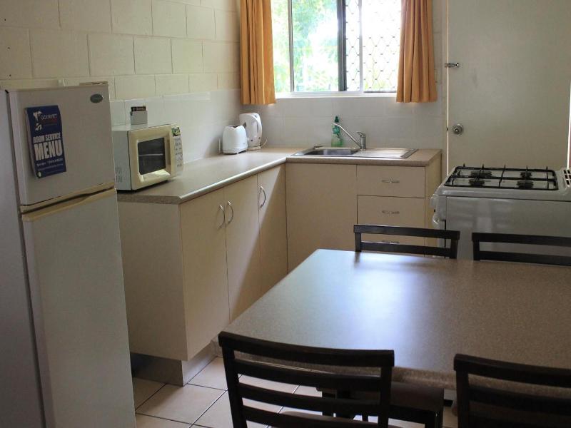 Oasis Inn Apartments image