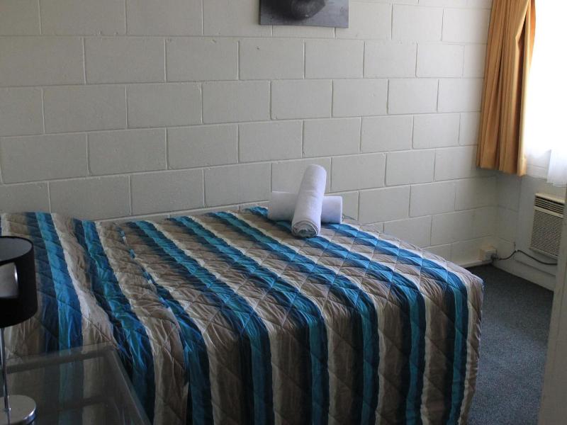 Oasis Inn Apartments image