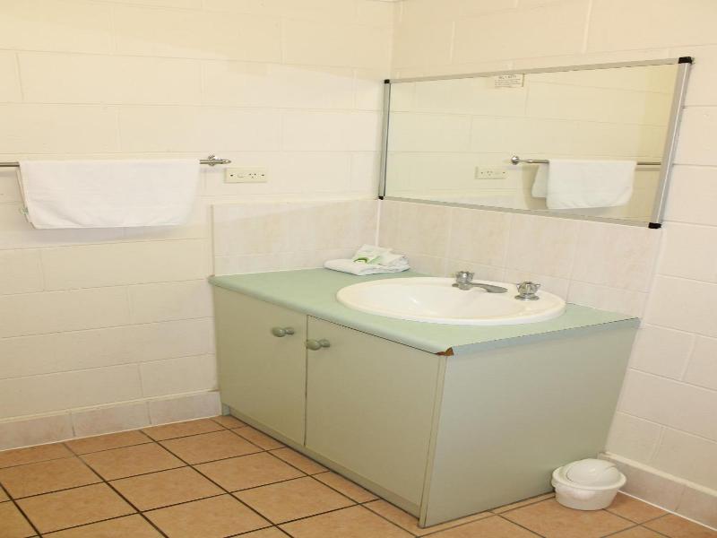 Oasis Inn Apartments image