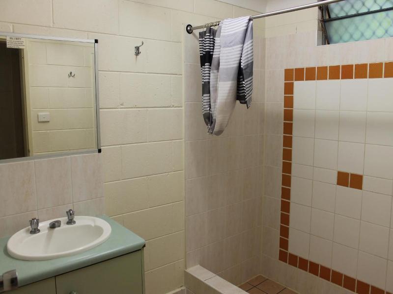 Oasis Inn Apartments image