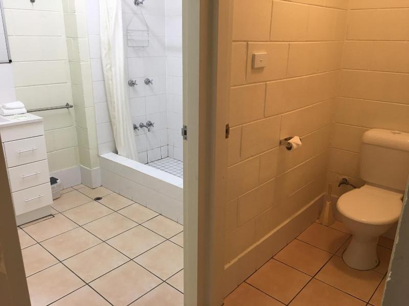 Oasis Inn Apartments image