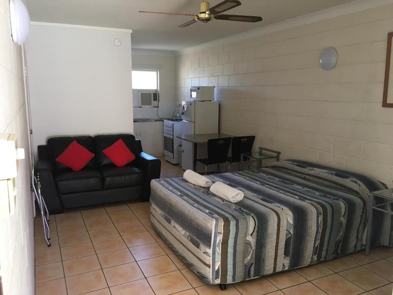Oasis Inn Apartments image
