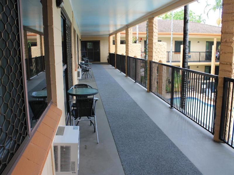 Oasis Inn Apartments image