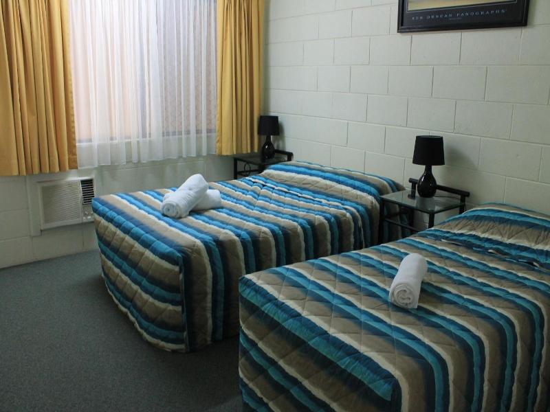 Oasis Inn Apartments image