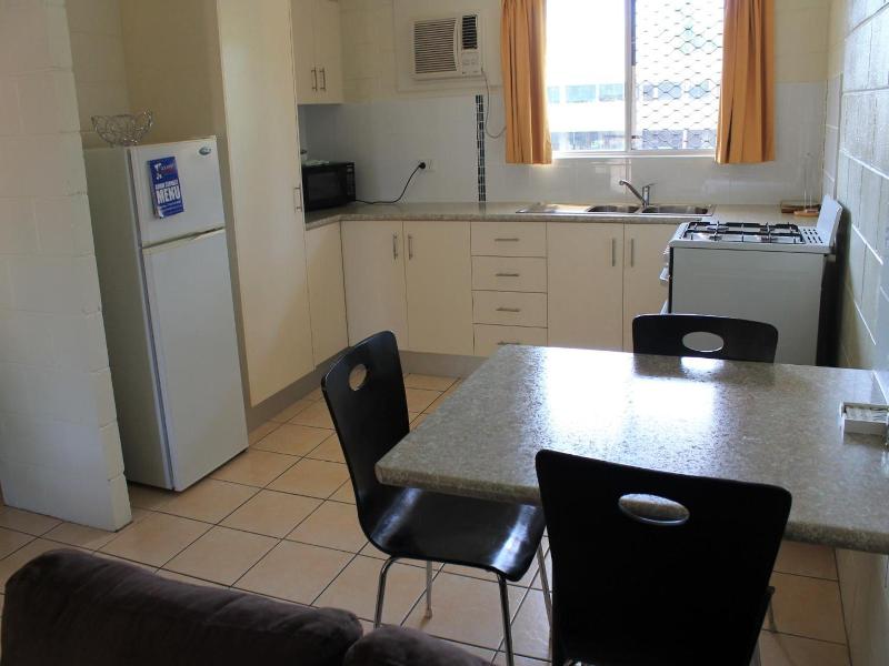 Oasis Inn Apartments image