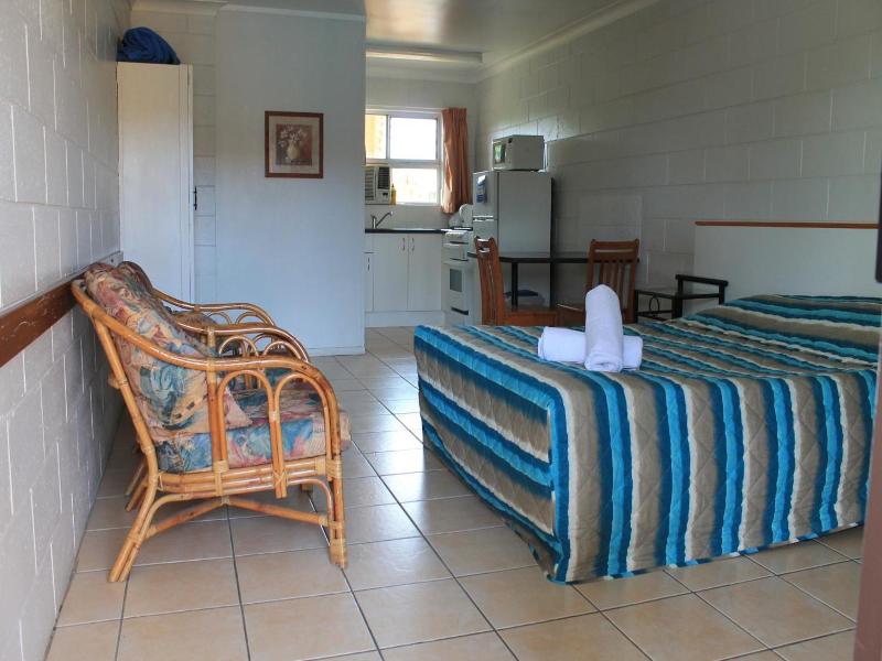Oasis Inn Apartments image