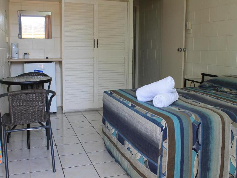 Oasis Inn Apartments image