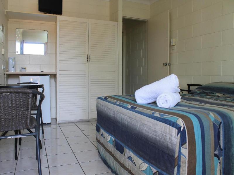 Oasis Inn Apartments image