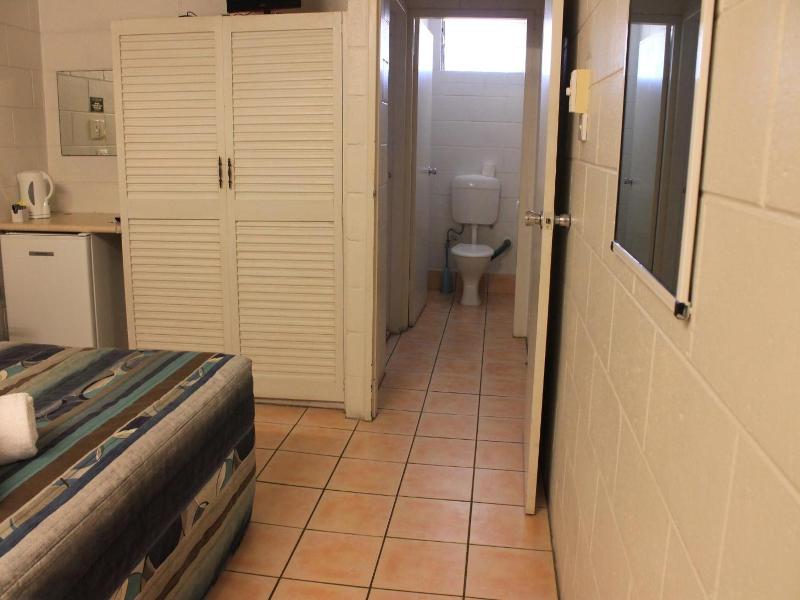 Oasis Inn Apartments image