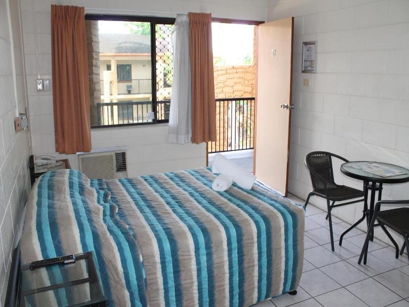 Oasis Inn Apartments image