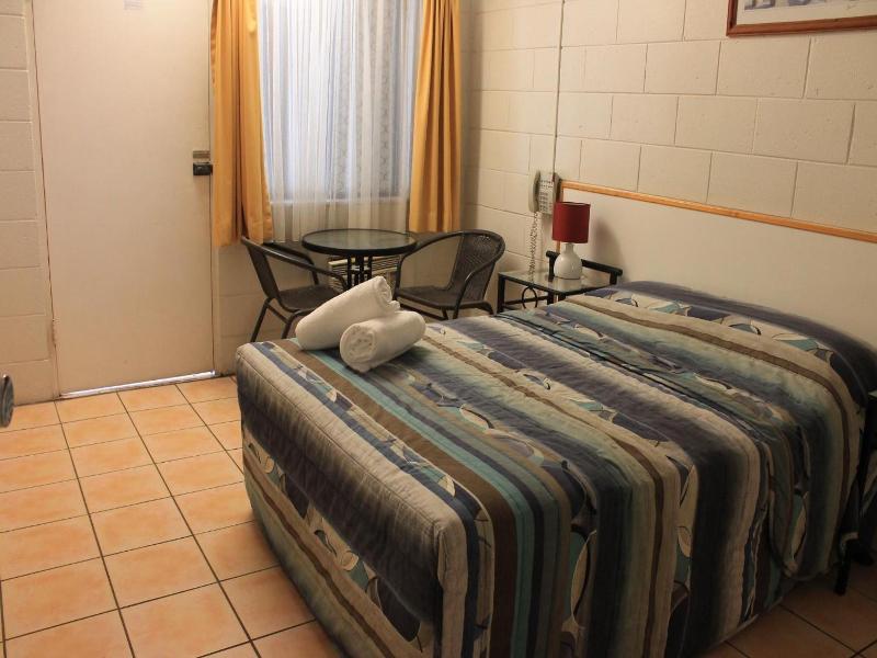 Oasis Inn Apartments image