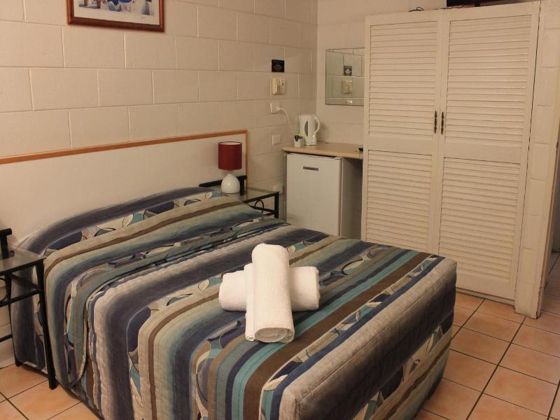 Oasis Inn Apartments image