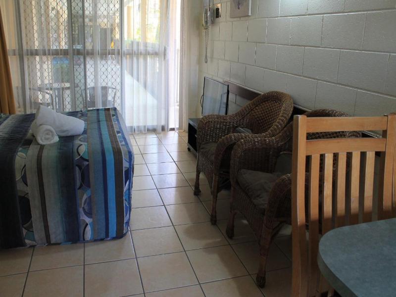 Oasis Inn Apartments image