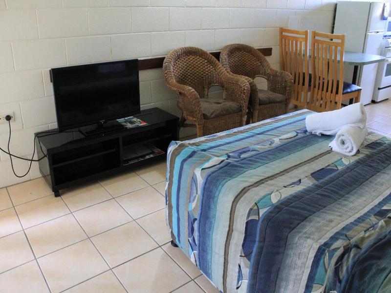 Oasis Inn Apartments image
