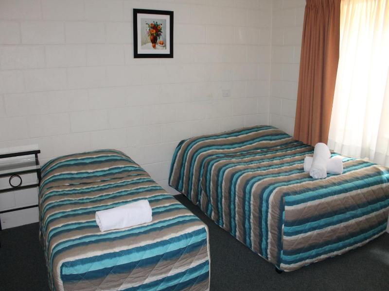 Oasis Inn Apartments image