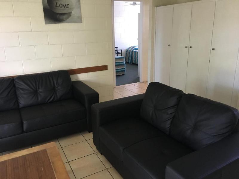 Oasis Inn Apartments image