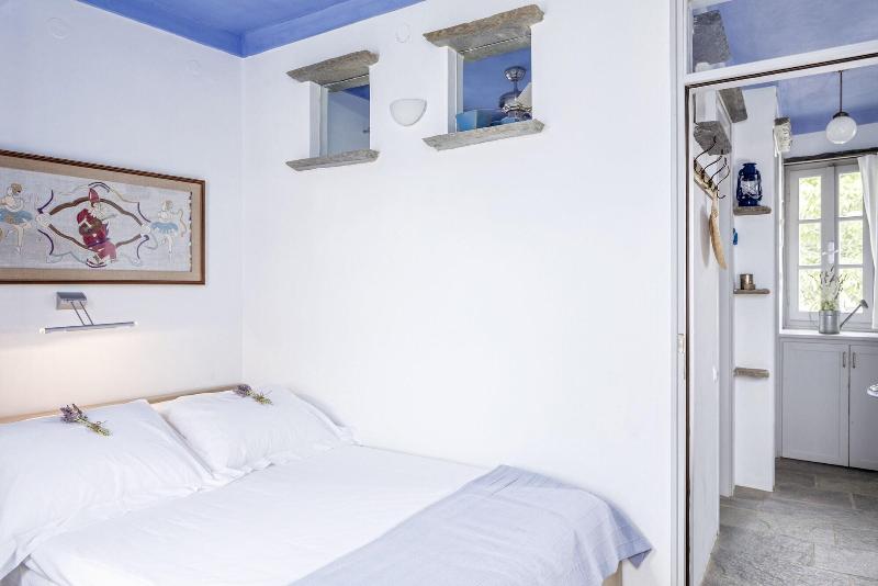 Crossroads Inn image