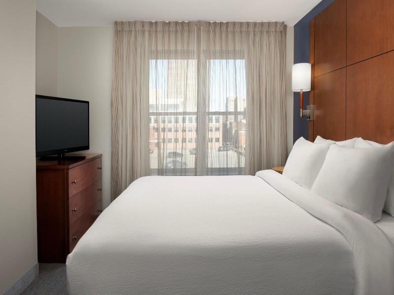 SUITE KING BED ONE BEDROOM — photo 7