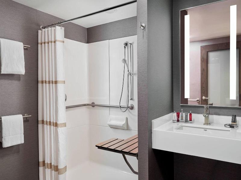 Teaneck Marriott At Glenpointe image
