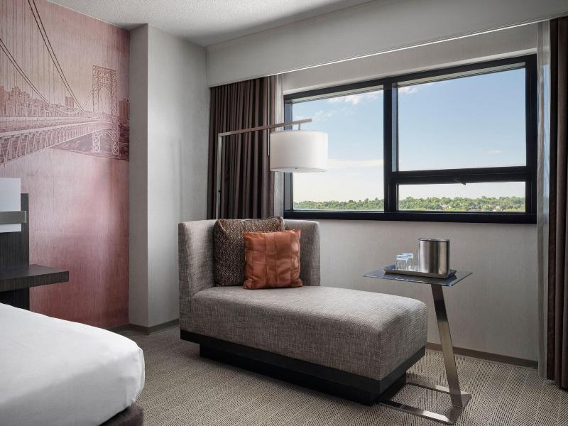 Teaneck Marriott At Glenpointe image