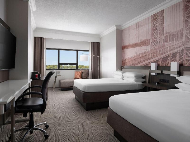 Teaneck Marriott At Glenpointe image