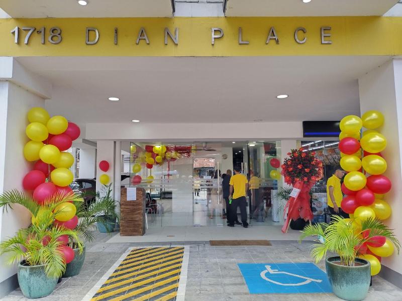 OYO 893 Dian Place Suites image