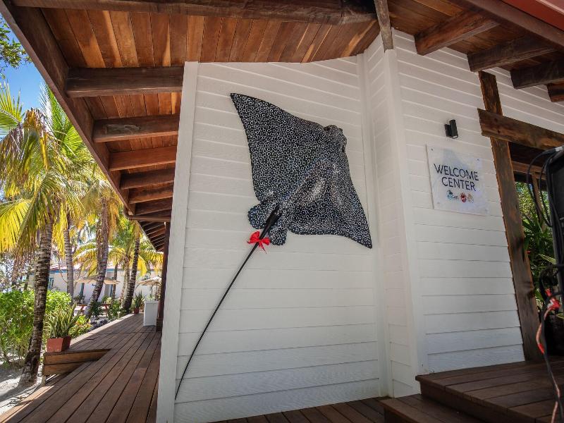 Hatchet Caye Resort image